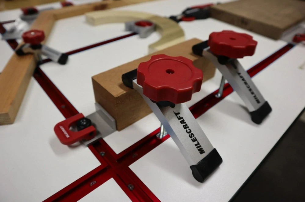 CrossTrax™– křížení (křižovatka) T-Trax lišt (2x kříž), Milescraft, M4041