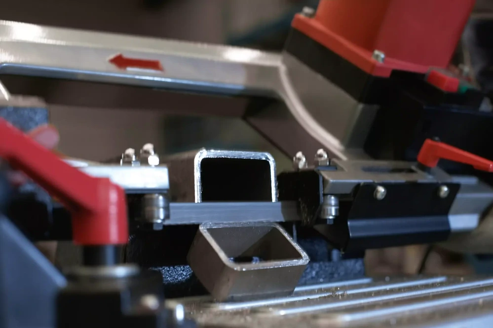 Pásová pila na kov s výkyvným pilovým ramenem, SBG 4910, FLEX